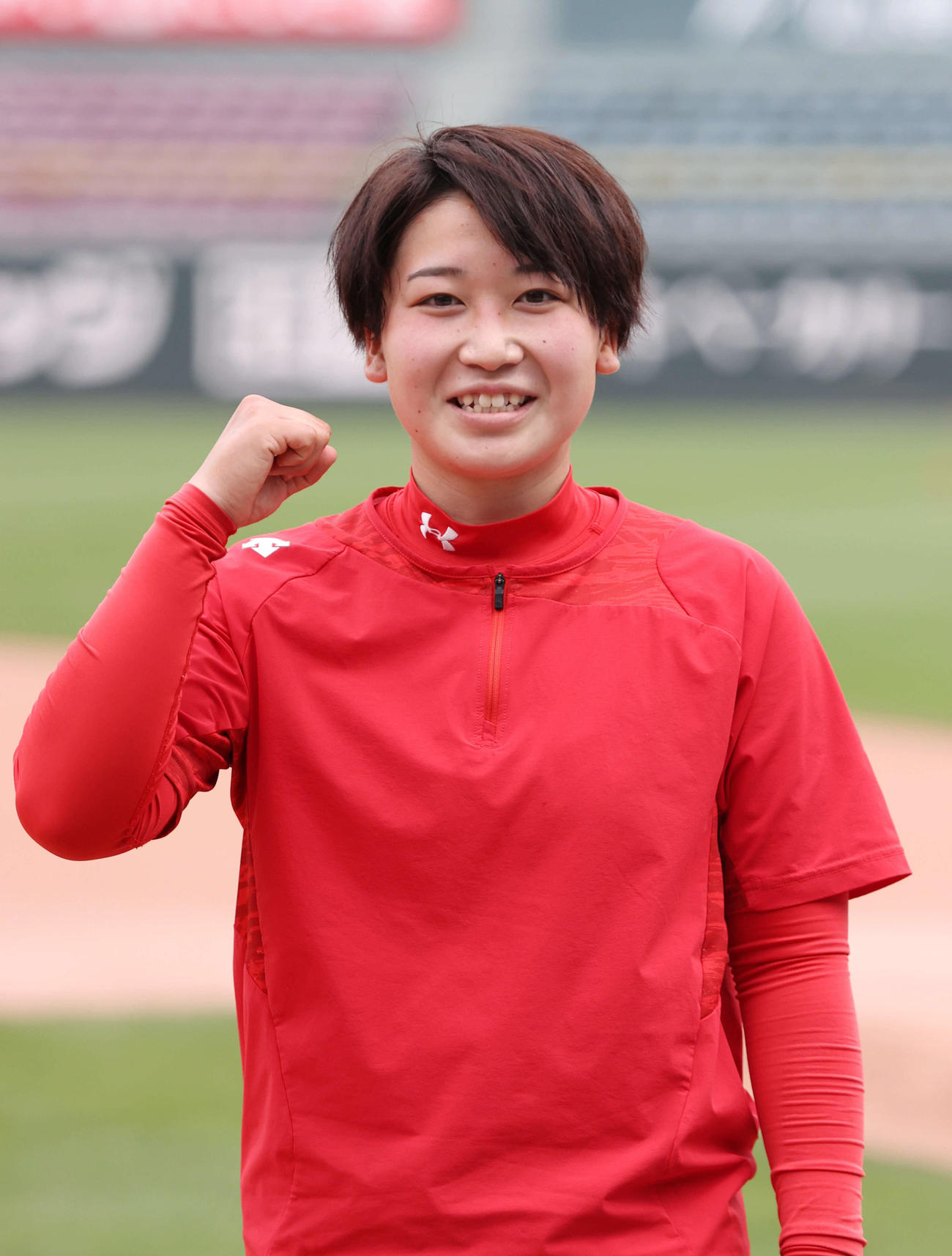 マツダスタジアムのグラウンドの整備や練習の手伝いなどを行う広島東洋カープ施設運営部マツダスタジアム課の長村香澄さん（撮影・加藤孝規）