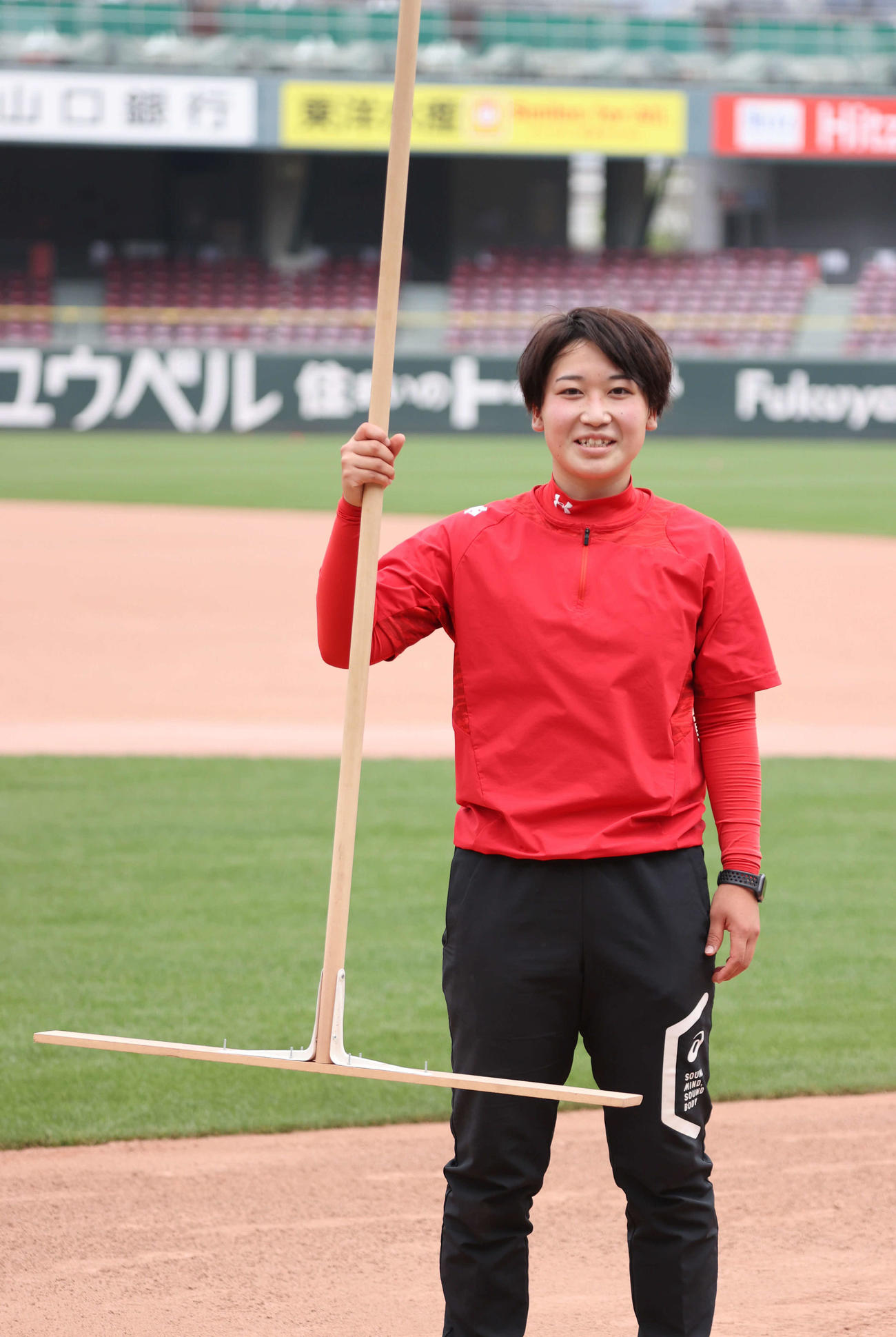 マツダスタジアムのグラウンドの整備や練習の手伝いなどを行う広島東洋カープ施設運営部マツダスタジアム課の長村香澄さん（撮影・加藤孝規）