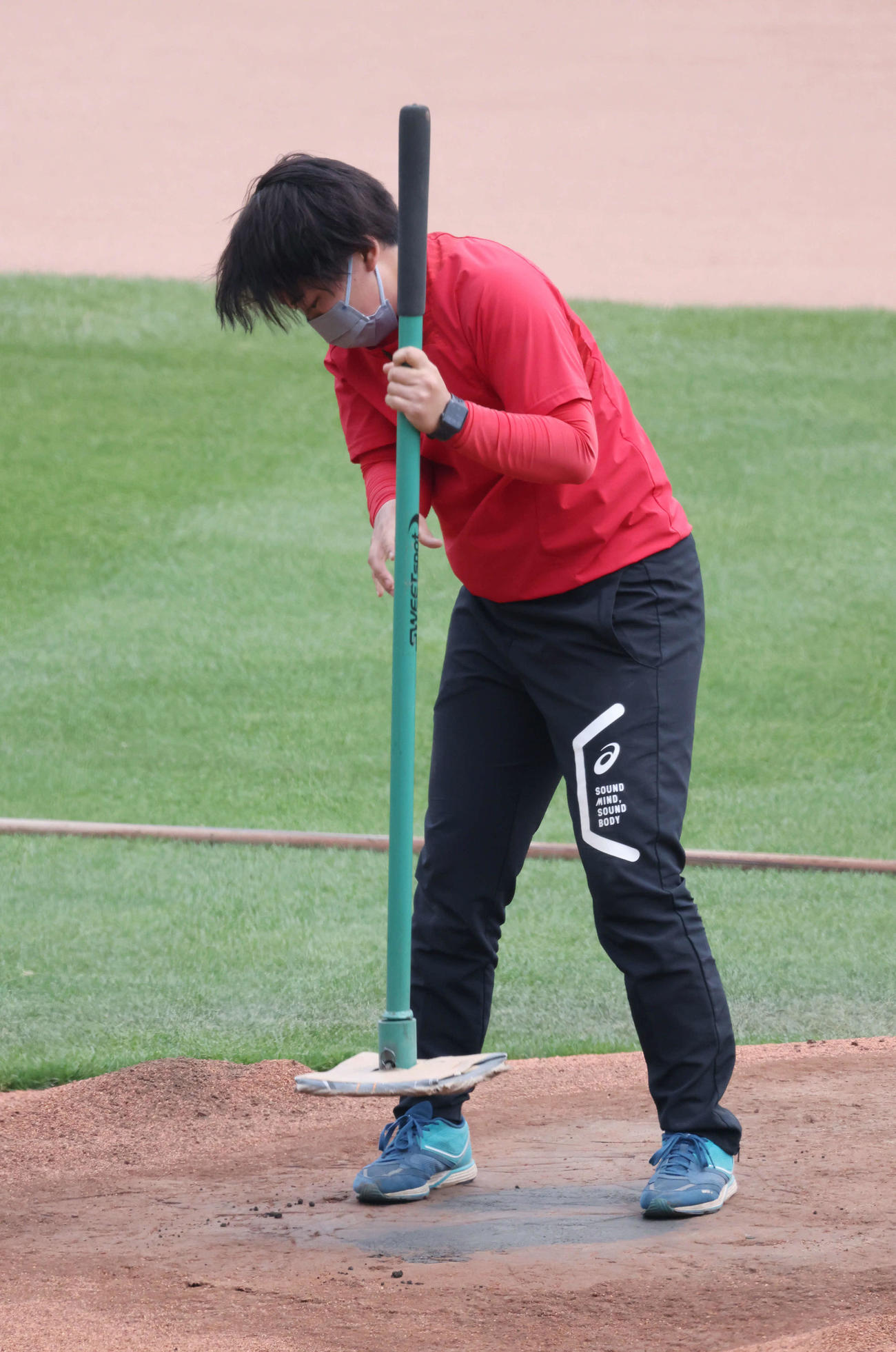 マツダスタジアムのマウンドの整備を行う広島東洋カープ施設運営部マツダスタジアム課の長村香澄さん（撮影・加藤孝規）