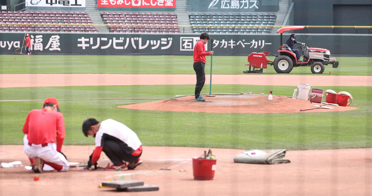 マツダスタジアムのマウンドの整備を行う広島東洋カープ施設運営部マツダスタジアム課の長村香澄さん（撮影・加藤孝規）