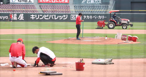 マツダスタジアムのマウンドの整備を行う広島東洋カープ施設運営部マツダスタジアム課の長村香澄さん（撮影・加藤孝規）