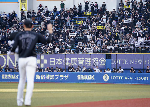 完全試合を達成したロッテ佐々木朗希に声援を送るファン（2022年4月10日撮影）