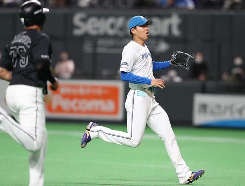 6日のロッテ戦、打者岡の場面で登板し、暴投で三塁走者マーティンの生還を許す日本ハム杉浦