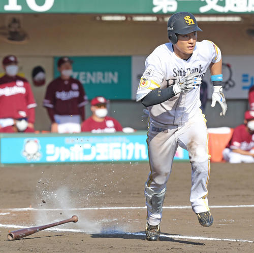 8回裏、上林は右翼線に適時二塁打を放つ(撮影・屋方直哉)