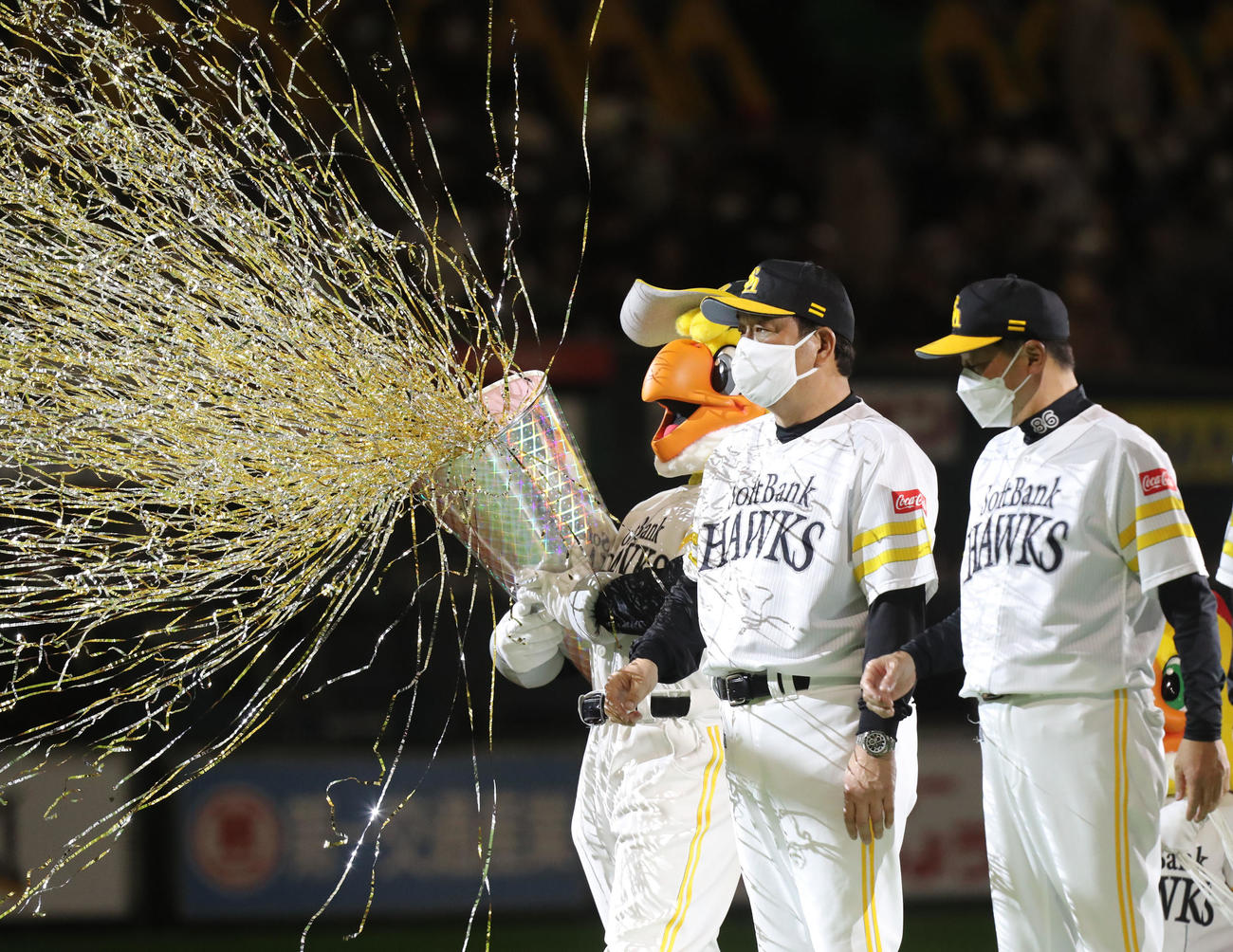 2022年4月14日、ロッテに勝利し、観客にあいさつする藤本監督（左）