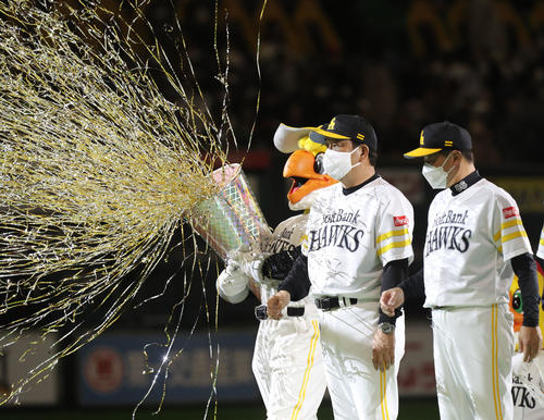 2022年4月14日、ロッテに勝利し、観客にあいさつする藤本監督（左）