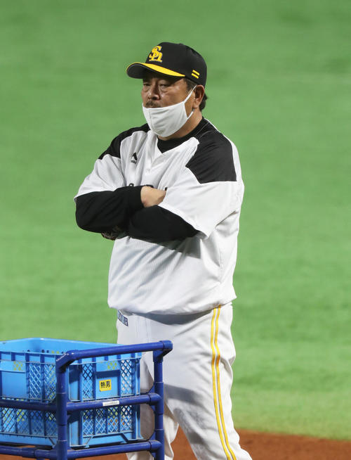 練習を見守る藤本監督（2022年4月13日撮影）