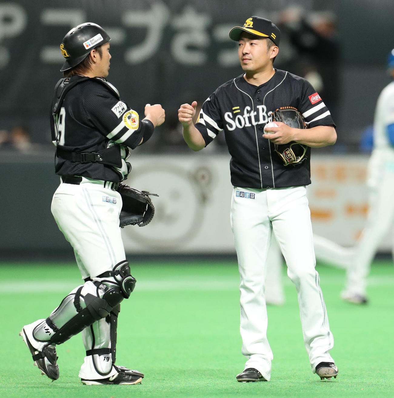 試合終了後、タッチを交わすソフトバンク甲斐（左）と嘉弥真（撮影・佐藤翔太）