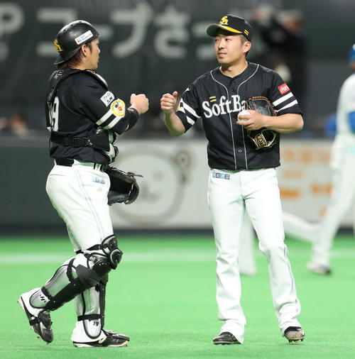 試合終了後、タッチを交わすソフトバンク甲斐（左）と嘉弥真（撮影・佐藤翔太）