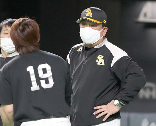 試合前、甲斐（左手前）と話す藤本監督（撮影・黒川智章）