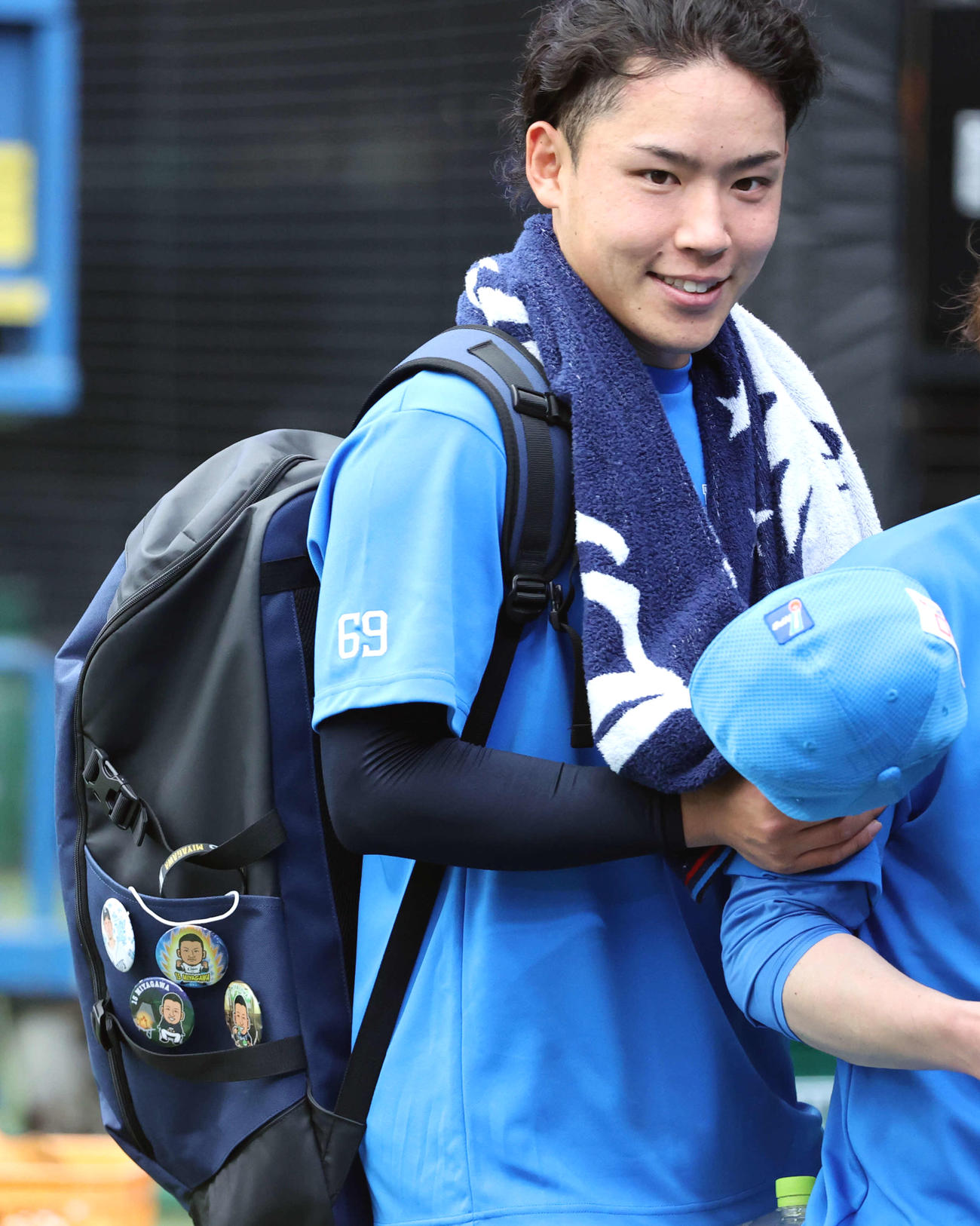 リュックに宮川哲の缶バッジを複数つけている西武水上（撮影・浅見桂子）