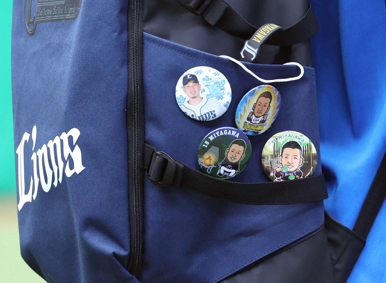 西武水上がリュックにつけた宮川哲の缶バッジ