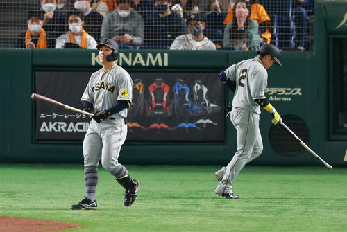 2022年4月3日　巨人対阪神　5回表2死、ガンケルの代打で打席に向かう豊田（左）