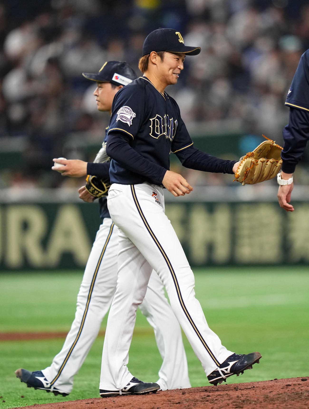 日本ハム対オリックス　7回裏途中、笑顔でマウンドへ向かうオリックス阿部（撮影・横山健太）