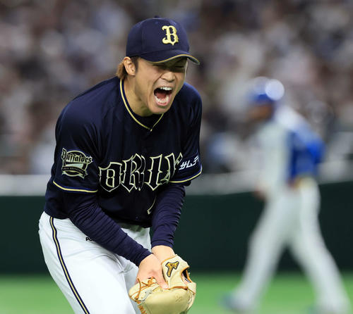 日本ハム対オリックス　7回裏日本ハム2死満塁、近藤中飛に仕留め雄たけびを上げる阿部（撮影・浅見桂子）