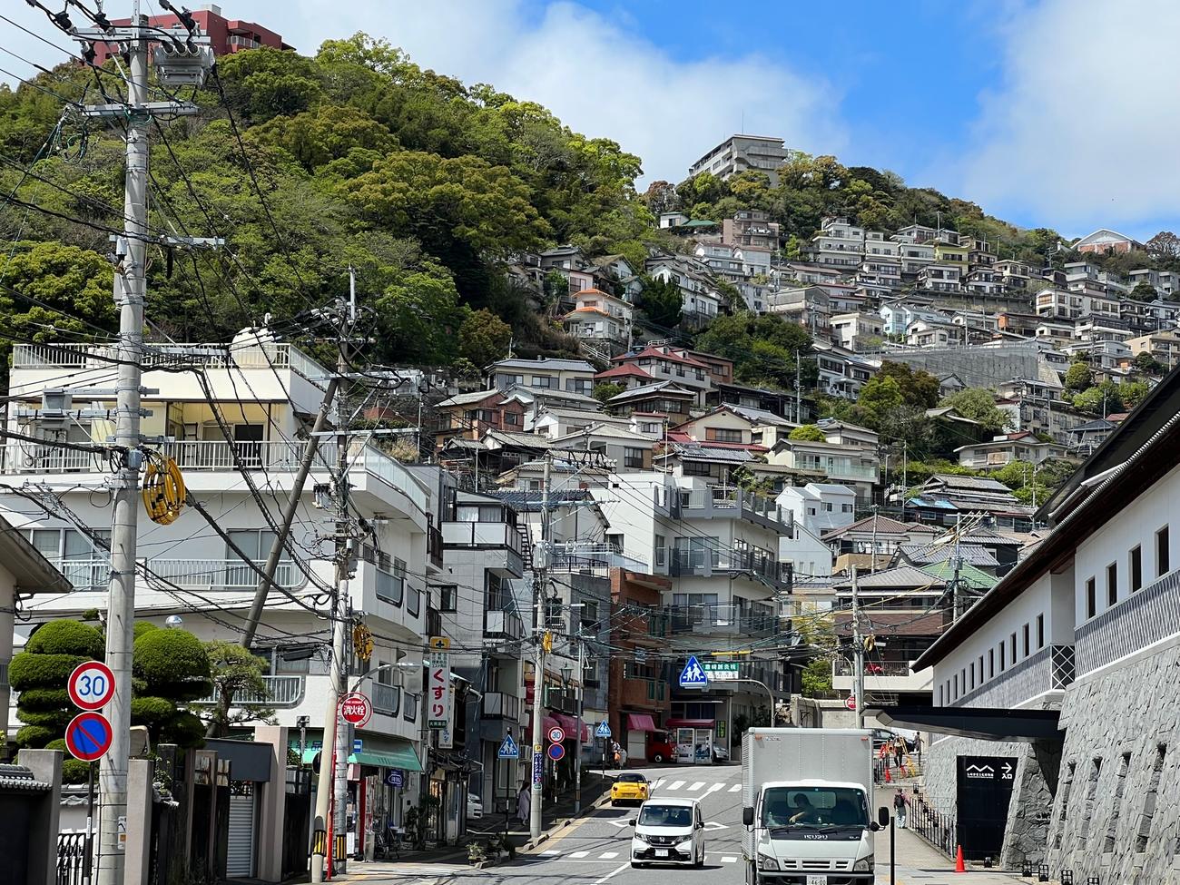 長崎でのナイター取材前に登って下りた立山の急斜面住宅地（撮影・金子真仁）