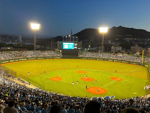稲佐山が後方にそびえる長崎ビッグNスタジアム（撮影・金子真仁）