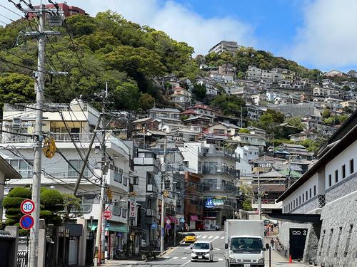 長崎でのナイター取材前に登って下りた立山の急斜面住宅地（撮影・金子真仁）