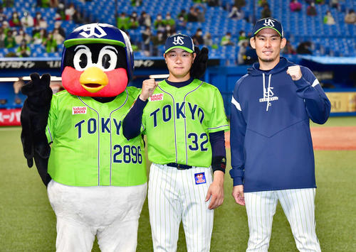2022年4月6日、ヤクルト対中日　ヒーローインタビューを終え記念撮影に臨む、左からつば九郎、ヤクルト松本直樹、高梨裕稔
