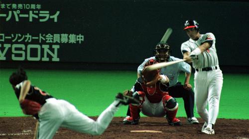 97年5月3日、近鉄戦の4回、初打席を迎えたダイエー井口は左越え満塁本塁打を放つ
