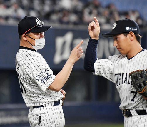 オリックス対西武　吉田正（右）を笑顔で迎える中嶋監督（2022年4月17日撮影）
