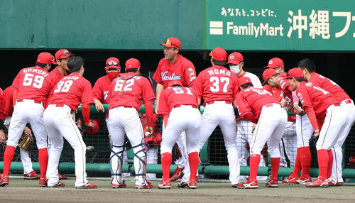 声出しする末包昇大（中央）（2022年2月26日撮影）