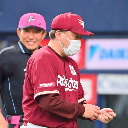 オリックス対楽天　8回裏、投手の交代を告げる楽天石井監督（撮影・和賀正仁）