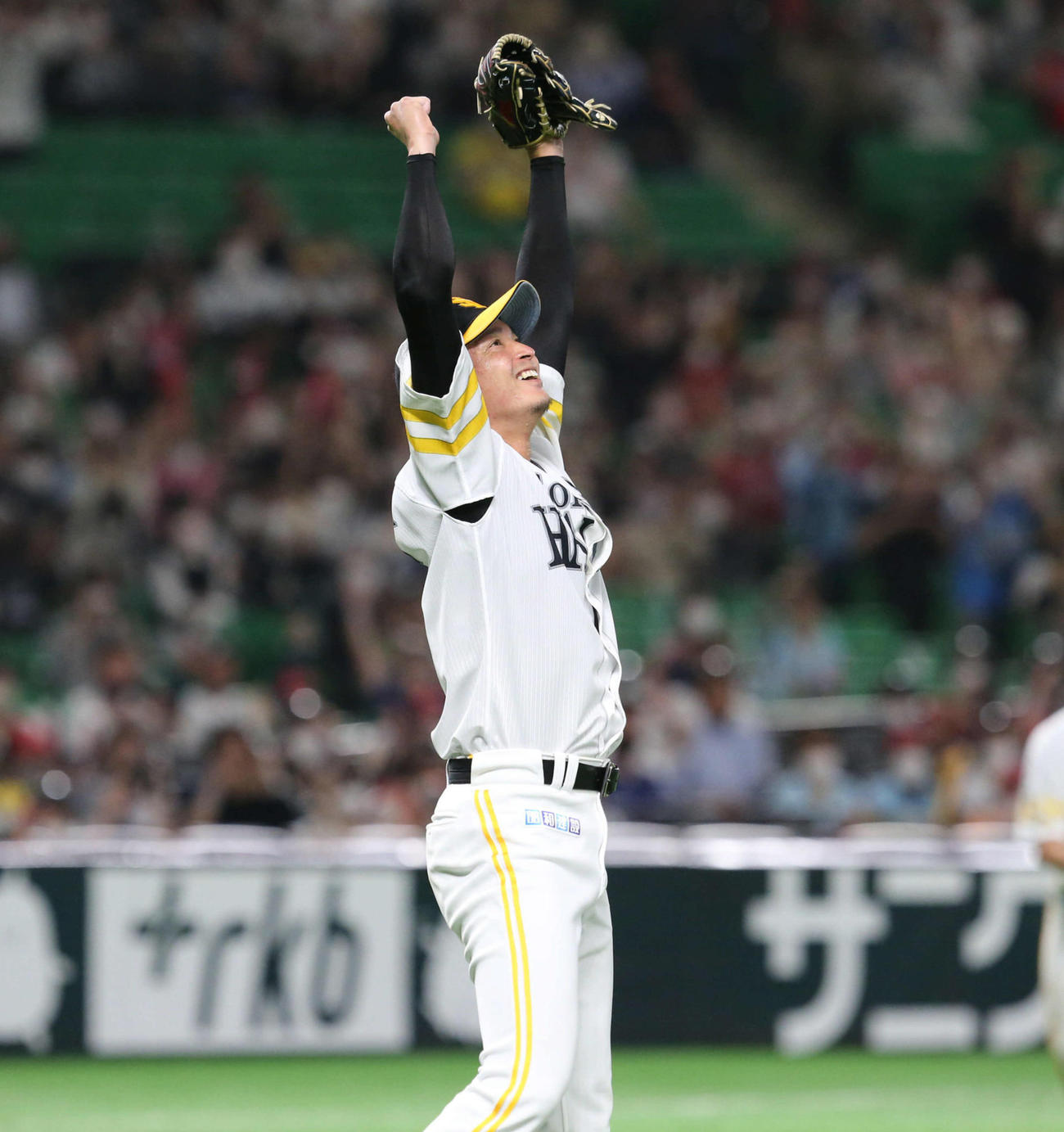 ノーヒットノーランを達成し、ガッツポーズする東浜（撮影・梅根麻紀）