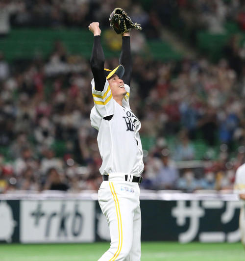 ノーヒットノーランを達成し、ガッツポーズする東浜（撮影・梅根麻紀）