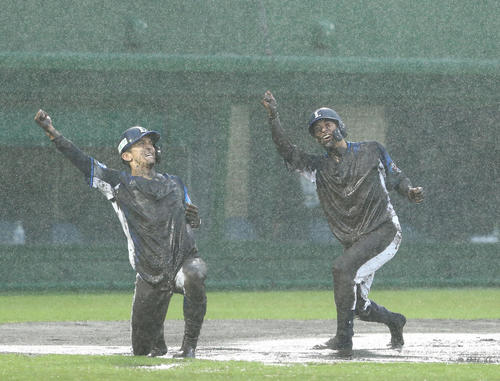 泥だらけになった西武山田（左）と山野辺は「熱男～！！」と叫びポーズを決める（2022年5月10日撮影）
