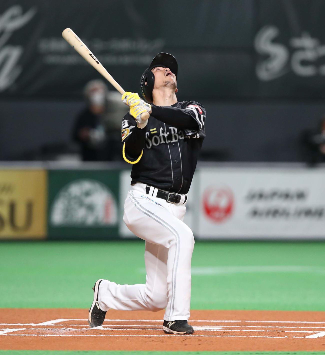 日本ハム対ソフトバンク　1回表、捕邪飛に終わる三森（撮影・黒川智章）