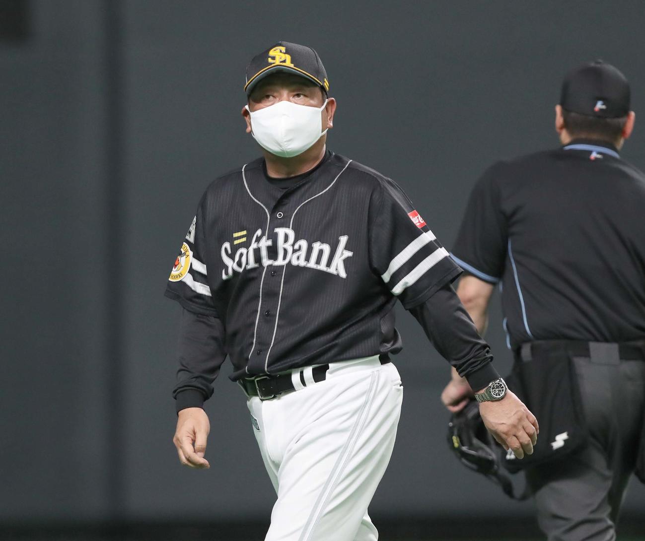 日本ハム対ソフトバンク　6回裏、投手交代を告げる藤本監督（撮影・黒川智章）
