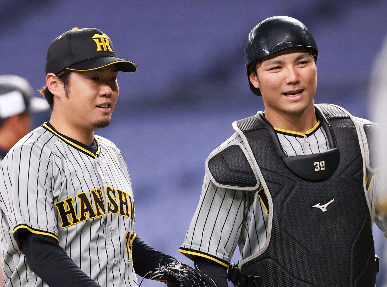 阪神栄枝裕貴（右）。左は西勇輝（2022年3月撮影）