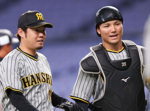 阪神栄枝裕貴（右）。左は西勇輝（2022年3月撮影）