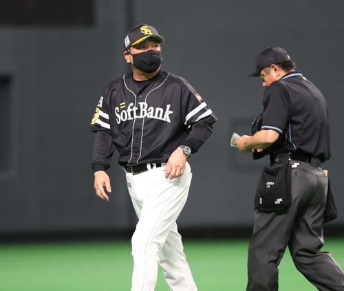 日本ハム対ソフトバンク　投手交代を告げる藤本監督（撮影・黒川智章）