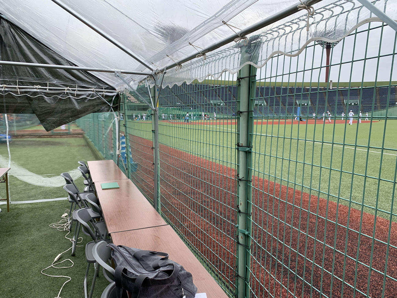 17日の巨人広島戦（宇都宮）の記者席からの風景。左奥は一塁側の投手ブルペン。