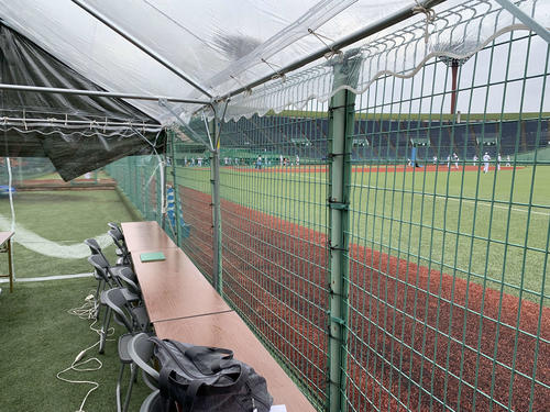 17日の巨人広島戦（宇都宮）の記者席からの風景。左奥は一塁側の投手ブルペン。