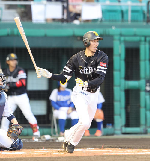 西武対ソフトバンク　1回表ソフトバンク無死、三森は右前安打を放つ（撮影・梅根麻紀）