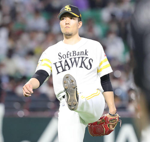 3回表ロッテ2死二、三塁、三振と思いベンチに戻ろうとする千賀（撮影・屋方直哉）