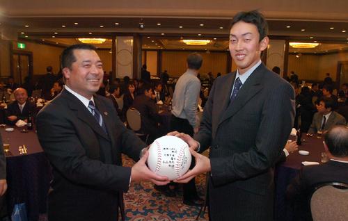 京産大・勝村法彦監督から激励コメント入りボールを手渡されるオリックス平野佳寿（2006年1月撮影）