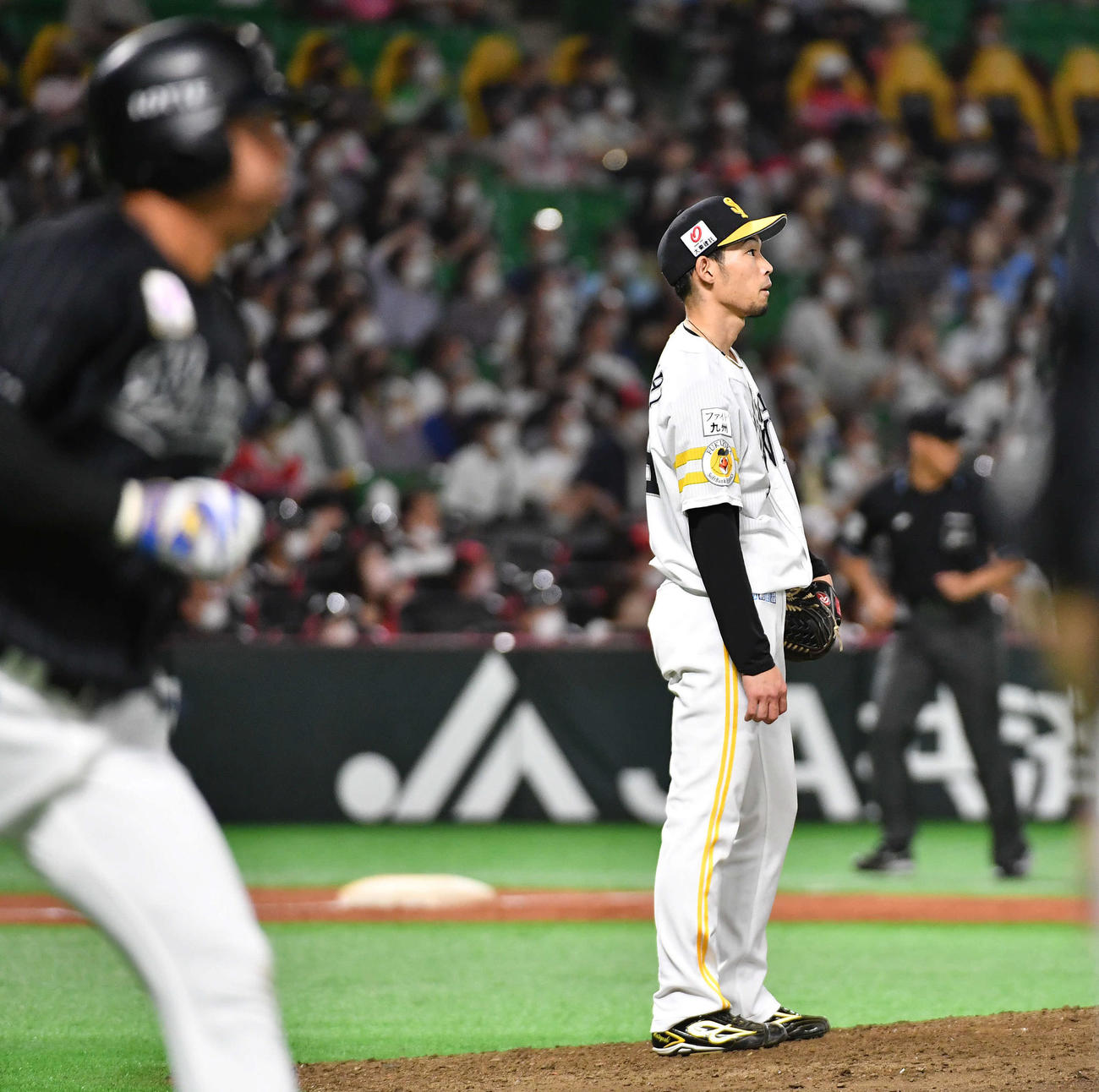 ソフトバンク対ロッテ　8回表、マーティン（左）に勝ち越し本塁打を打たれた又吉（撮影・岩下翔太）