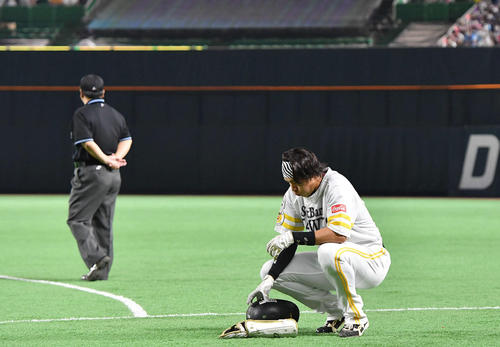 ソフトバンク対ロッテ 7回裏2死一、二塁、好機で遊ゴロに倒れた柳田は肩を落とす(撮影・岩下翔太)