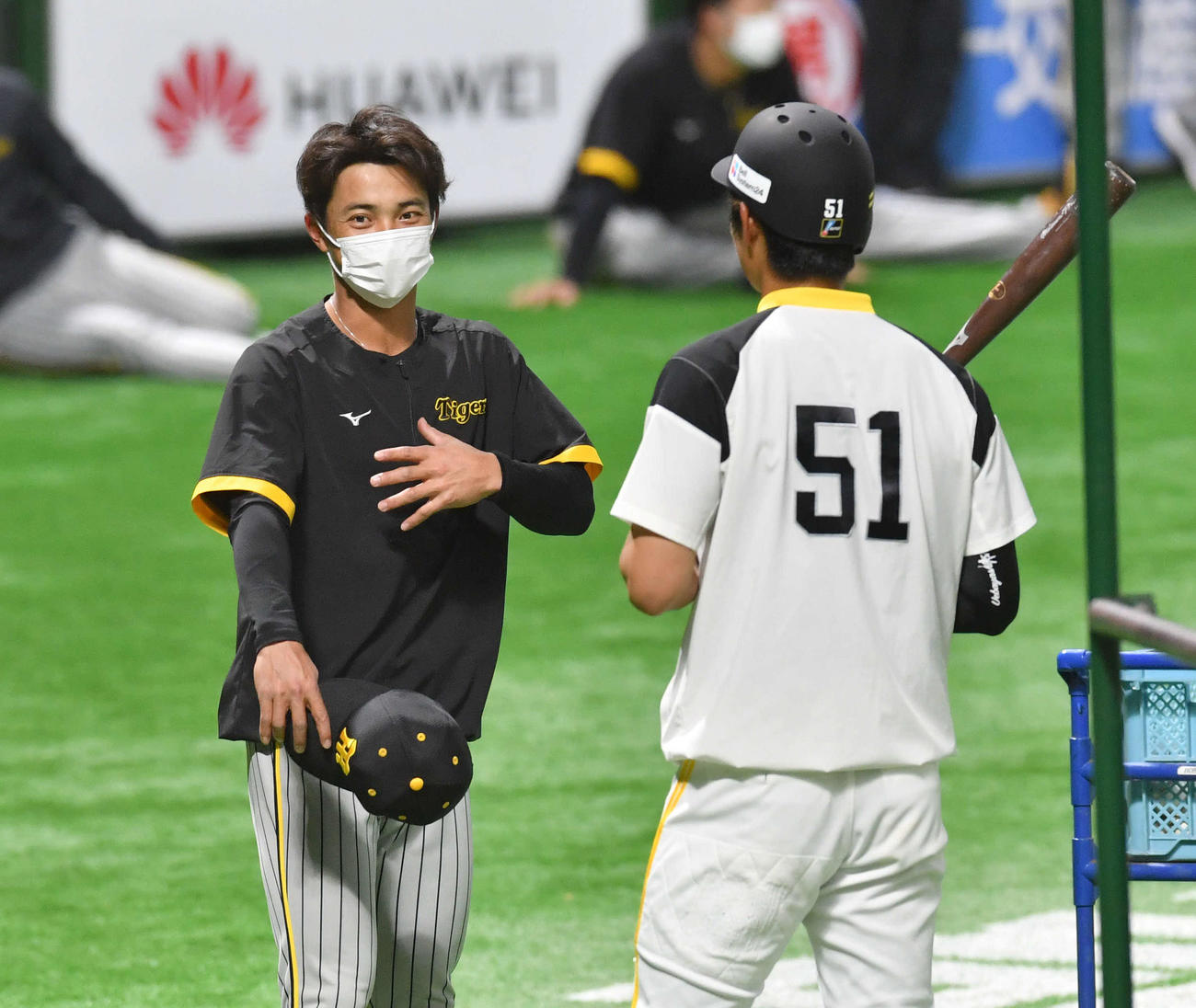 ソフトバンク対阪神　試合前、ソフトバンク上林（右）と話す阪神熊谷（2022年3月15日撮影）