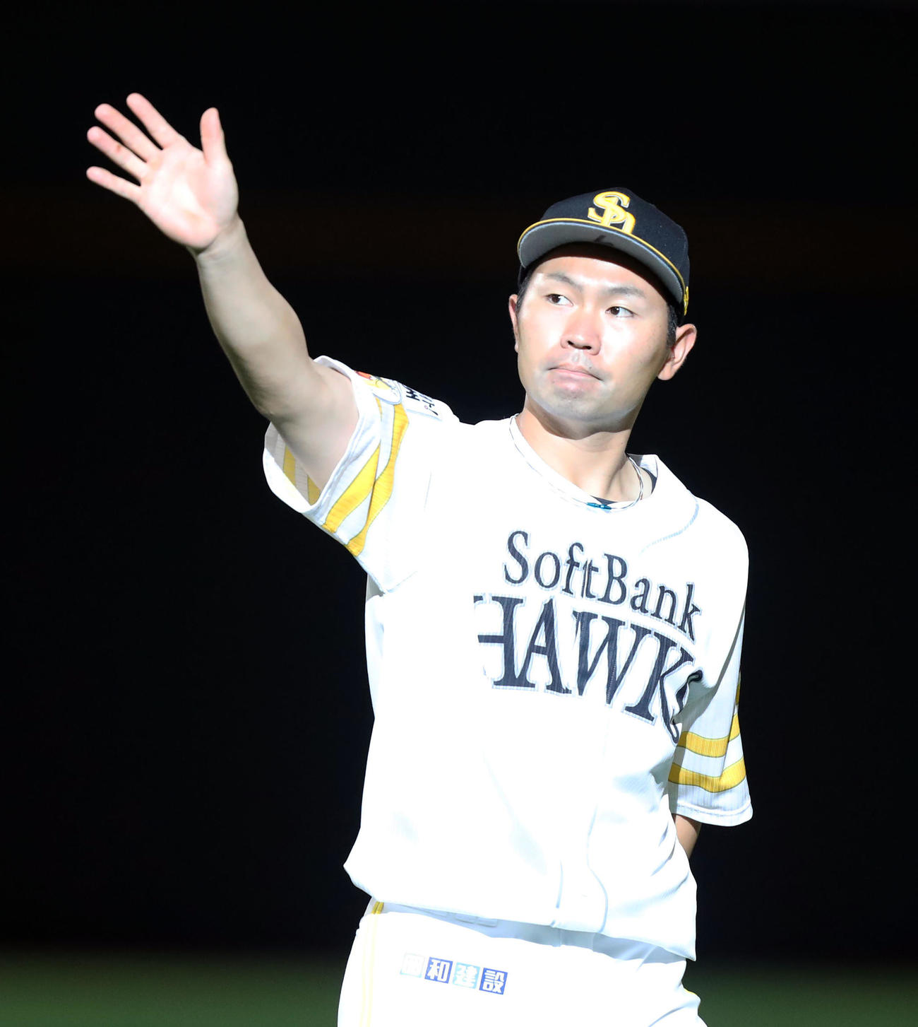 ソフトバンク対広島　ヒーローインタビュー後に、観客に手を振る中村晃（撮影・屋方直哉）