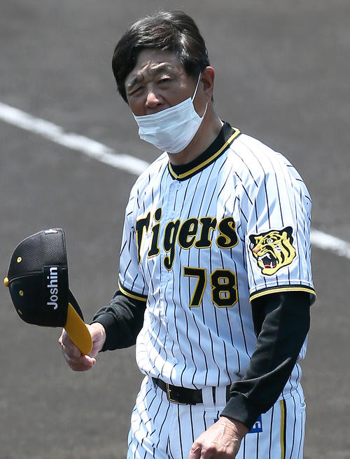 試合前、あいさつする阪神平田2軍監督（2022年5月24日撮影）