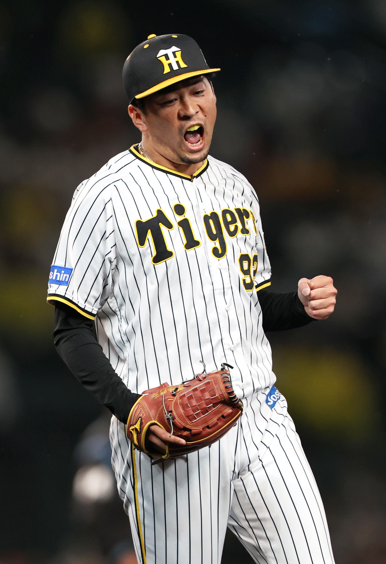 2022年5月26日　阪神対楽天　8回表楽天2死一、二塁、渡辺は島内を二飛に仕留め雄たけびをあげる