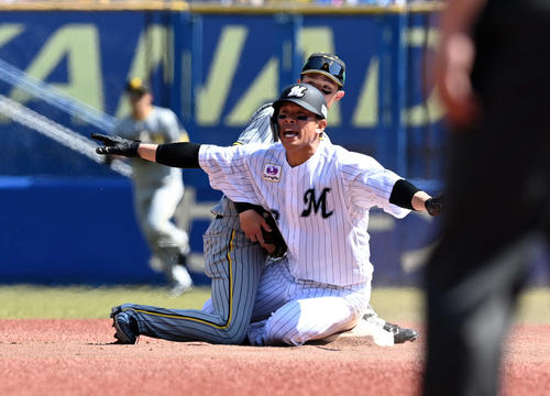 5月29日　ロッテ対阪神　二盗を狙い、セーフをアピールする角中勝也