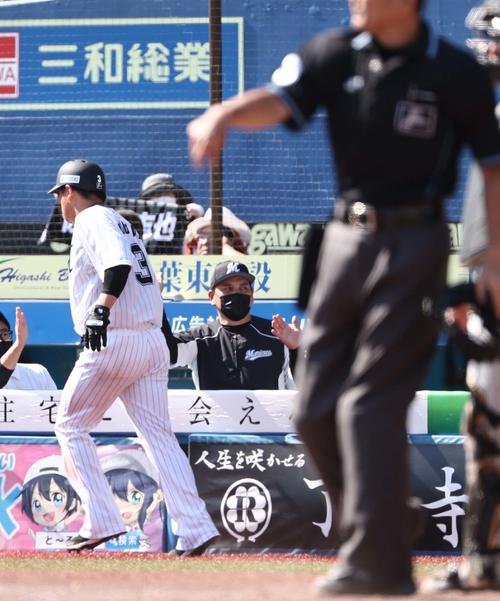 5月29日　ロッテ対阪神　3回裏ロッテ2死二、三塁、ブランドン・レアードの適時二塁打で生還した角中（左）をベンチで出迎える井口監督