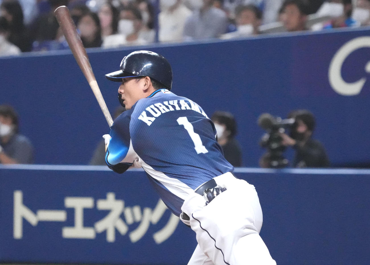 5月26日、中日戦で中前打を放つ栗山