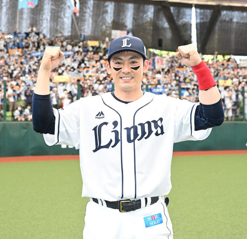 5月29日DeNA戦でヒーローインタビューを終えファンを背にポーズを決める西武栗山